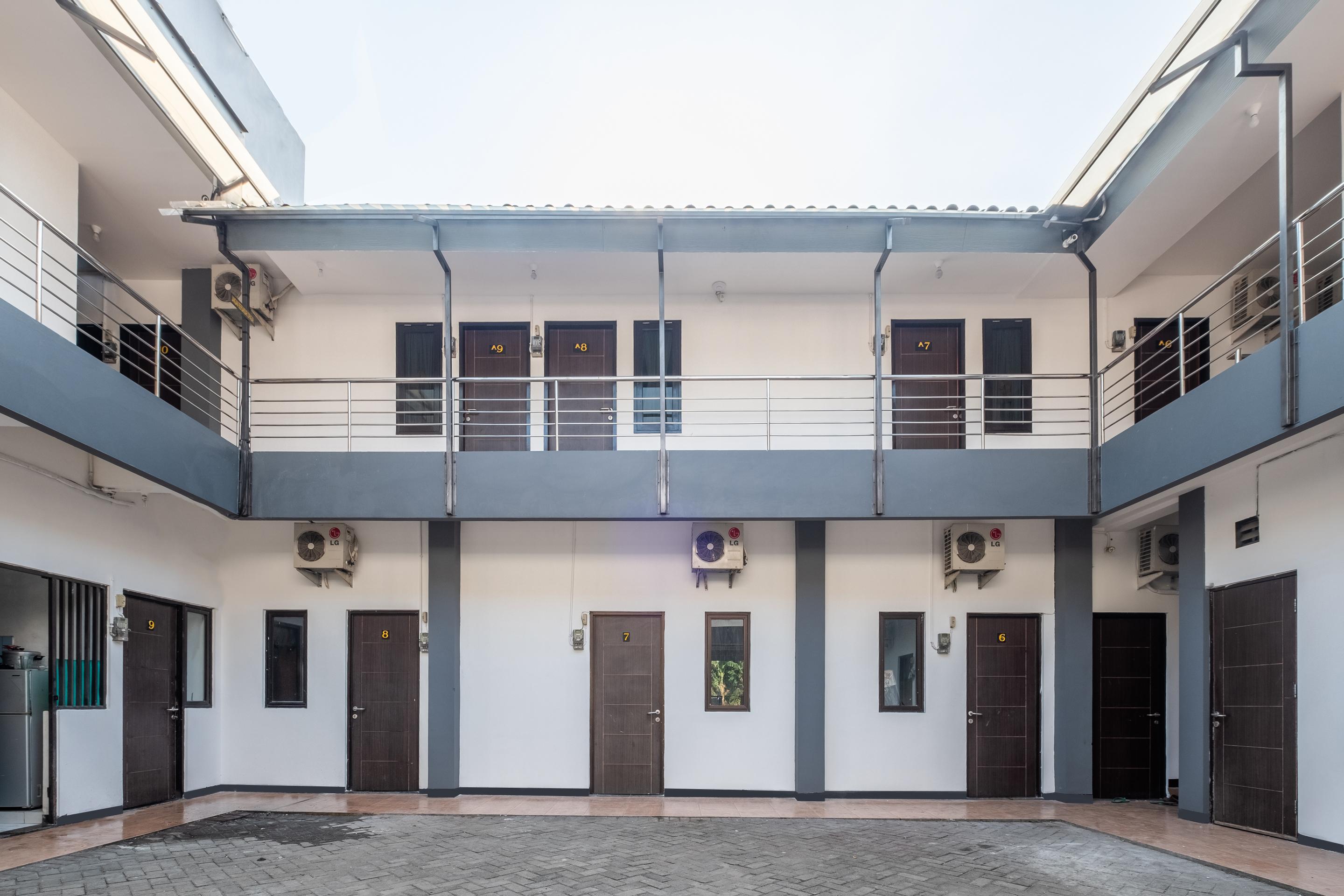 Oyo 1460 Anyelir Residence Cirebon Buitenkant foto