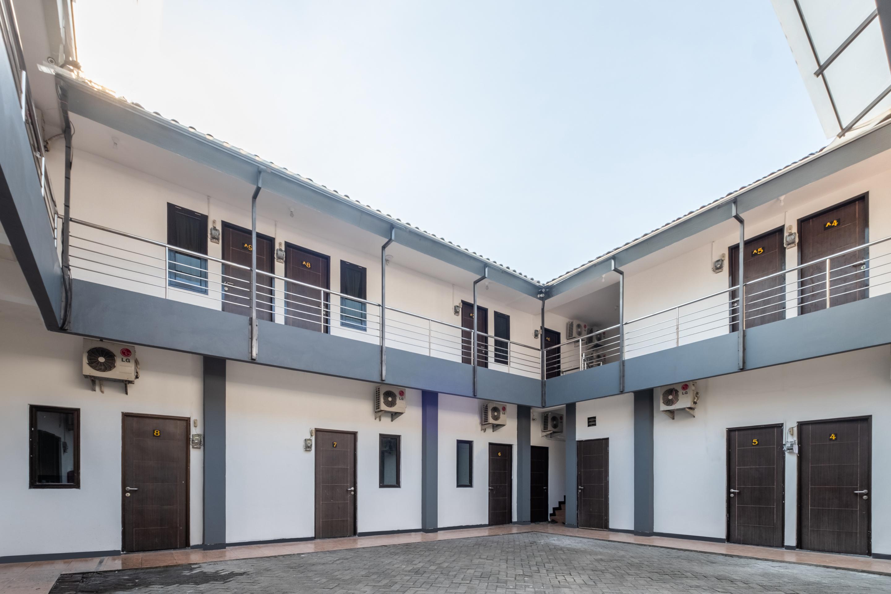 Oyo 1460 Anyelir Residence Cirebon Buitenkant foto