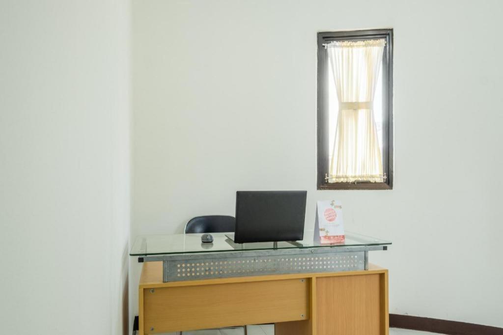 Oyo 1460 Anyelir Residence Cirebon Buitenkant foto